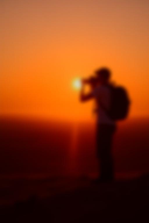 Un ospite appassionato cattura l'alba magica del deserto durante una spedizione fotografica esclusiva.